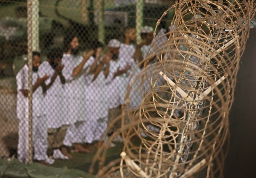  Nhà tù Guantanamo chính thức hoạt động từ tháng 1/2002. Nó nằm tại Vịnh Guantanamo của Cuba. Kể từ khi đi vào hoạt động, nhà tù này là nơi chuyên giam giữ các đối tượng tình nghi khủng bố.